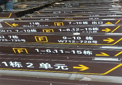 赤水市广告标识中，常见的几种安装方式。